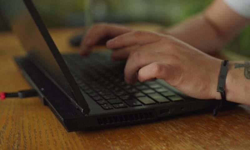 osoba kuca na tastaturi svog laptopa