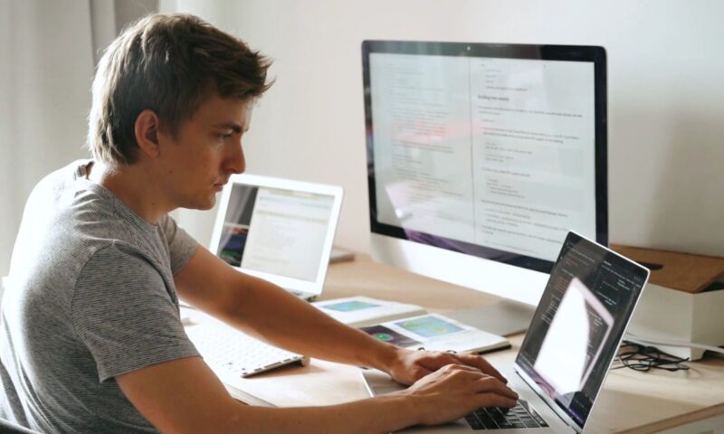 momak radi na računarima