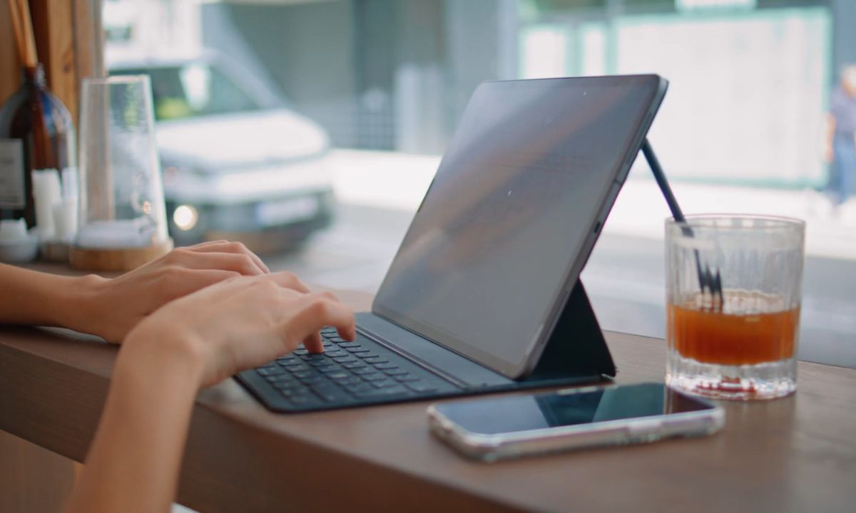 osoba radi iz kafića na laptopu