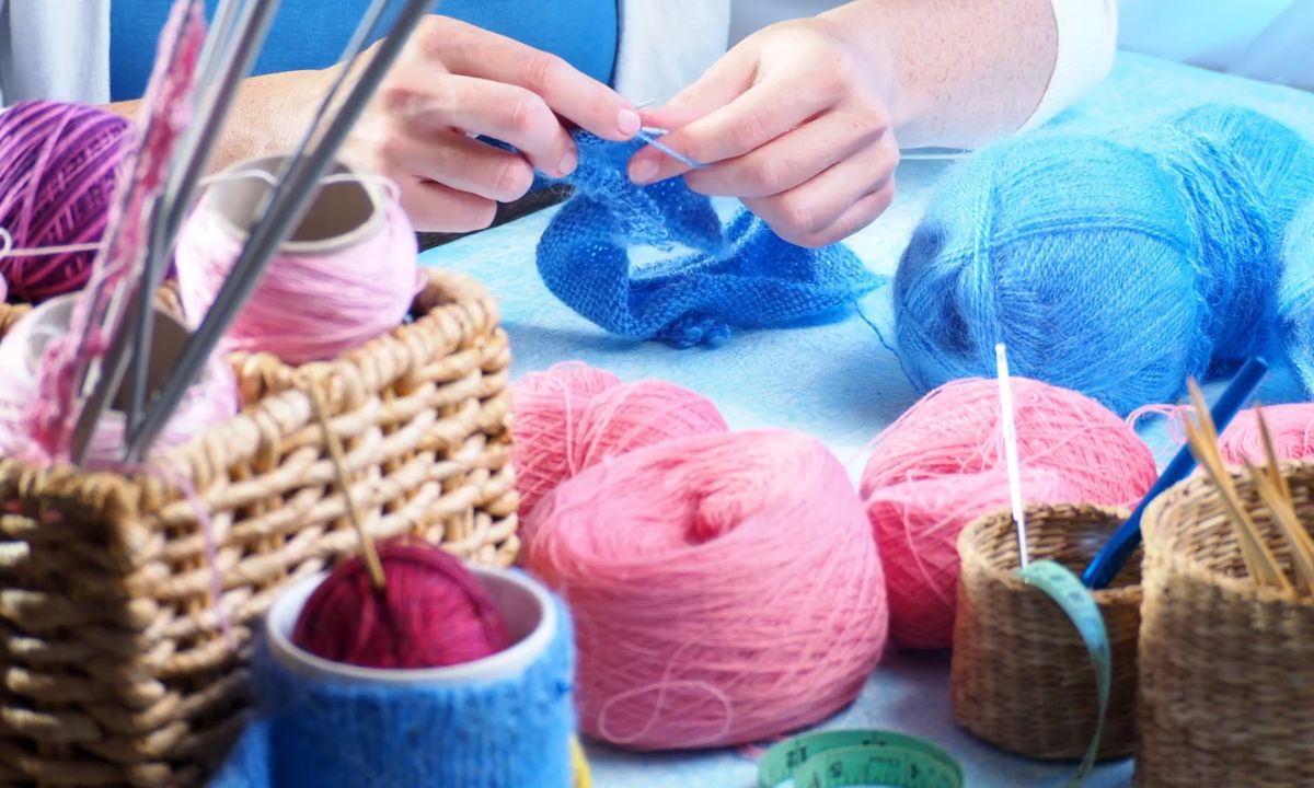 osoba koristi konac i plete