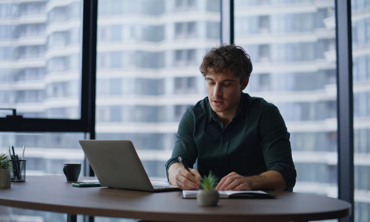 momak radi preko laptopa