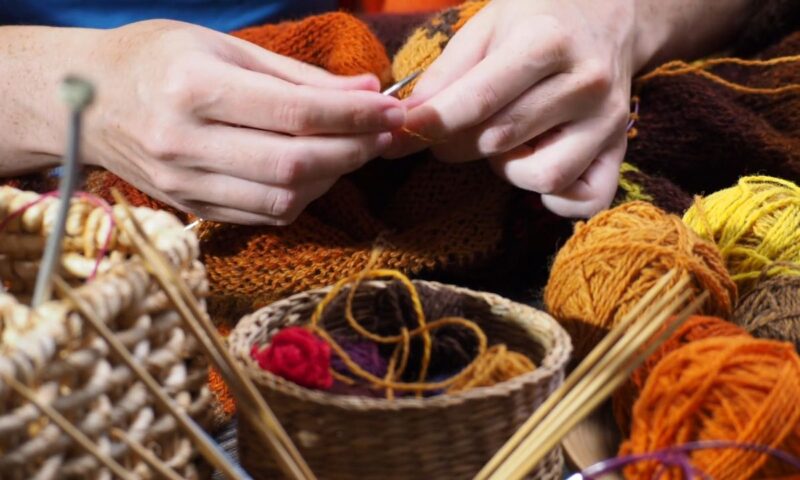 devojka ručno hekla