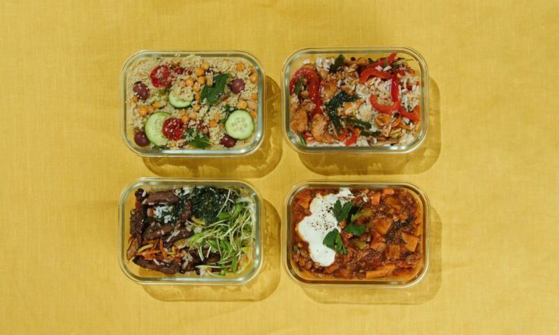 prikaz 4 meal prepa na žutom stolu